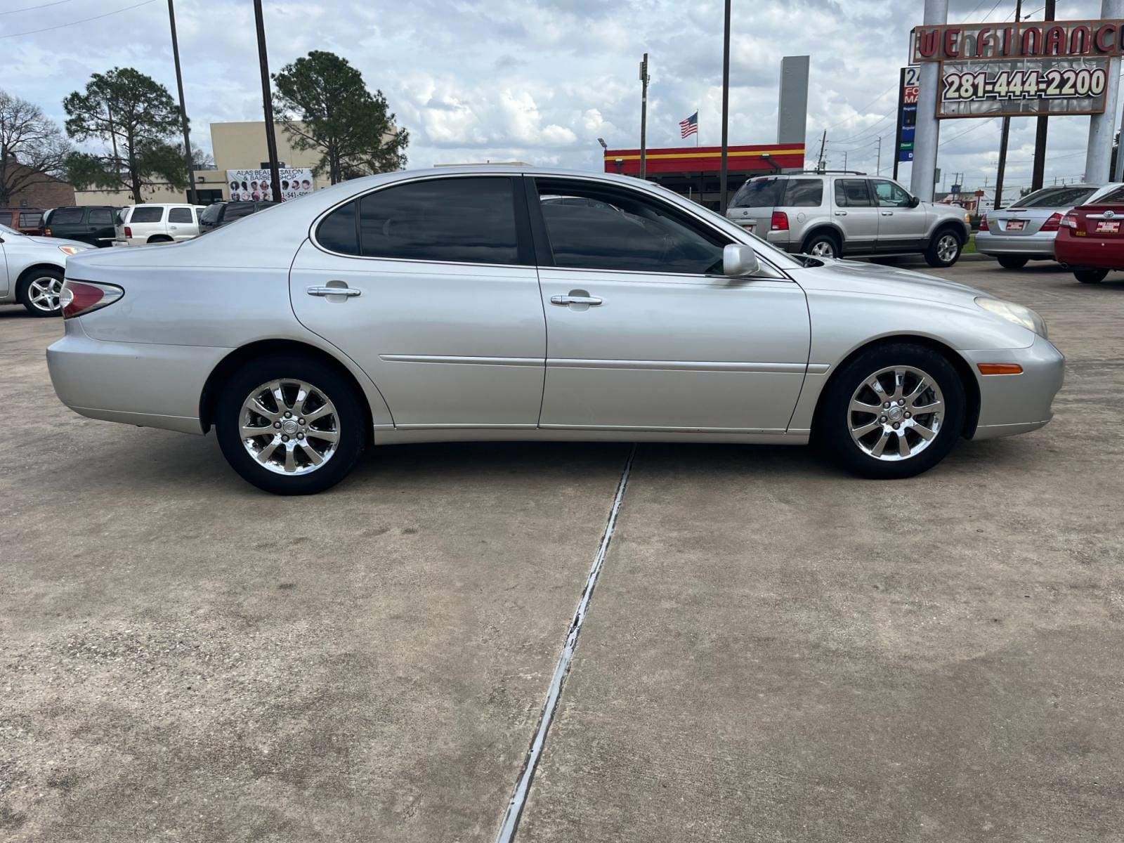 2003 SILVER /gray Lexus ES 300 Sedan (JTHBF30G135) with an 3.0L V6 DOHC 24V engine, 5-Speed Automatic Overdrive transmission, located at 14700 Tomball Parkway 249, Houston, TX, 77086, (281) 444-2200, 29.928619, -95.504074 - Photo #7